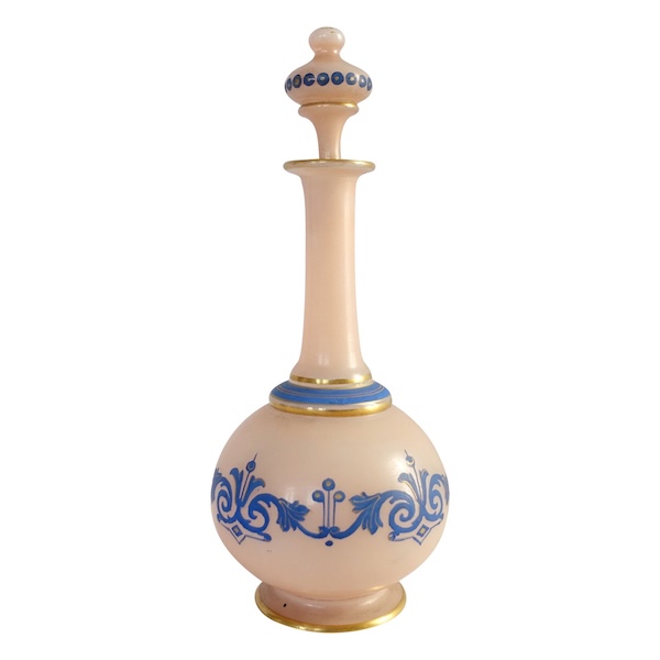 Baccarat : carafe à liqueur en opaline peinte - étiquette papier, vers 1880