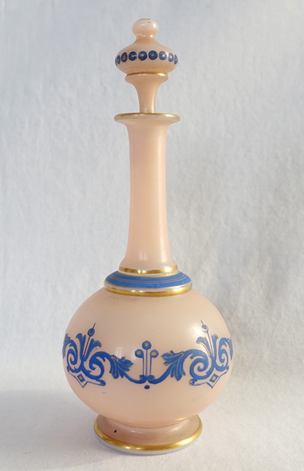 Baccarat : carafe à liqueur en opaline peinte - étiquette papier, vers 1880