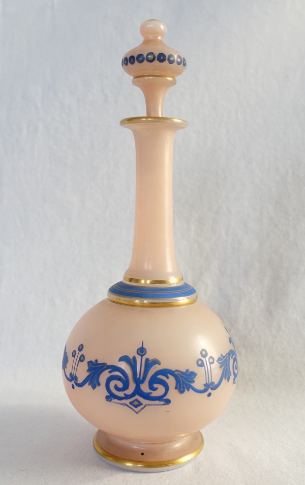 Baccarat : carafe à liqueur en opaline peinte - étiquette papier, vers 1880