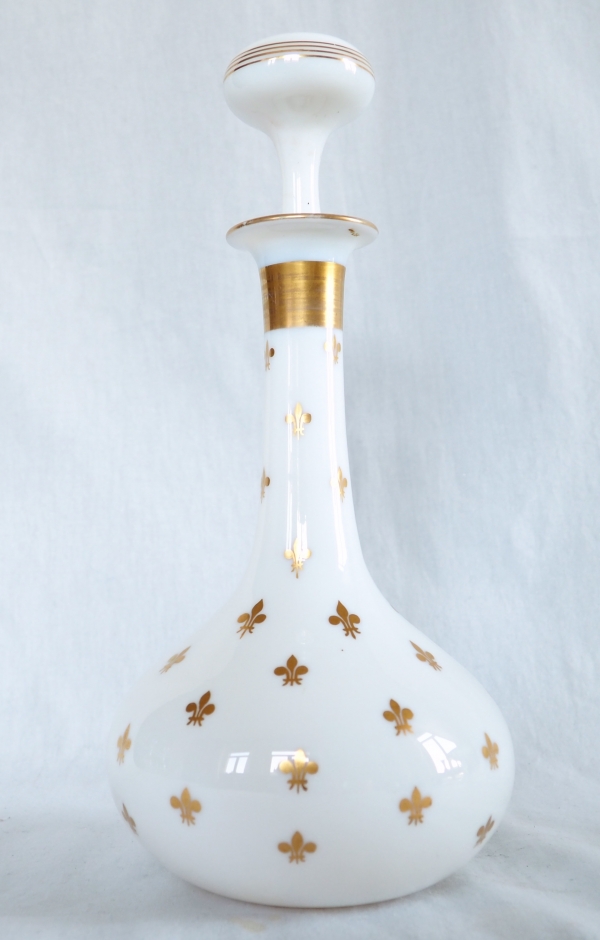 Cristal de Baccarat : carafe à vin à décor royaliste légitimiste en opaline à fleurs de lys dorées