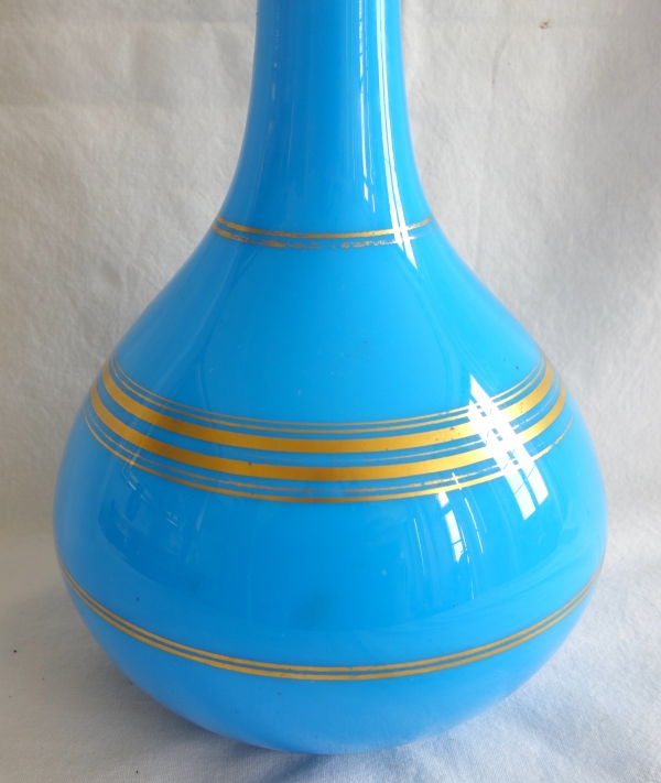 Carafe à vin en opaline de Baccarat bleu turquoise et filets or, époque Napoléon III