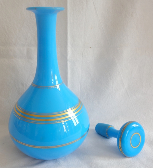 Carafe à vin en opaline de Baccarat bleu turquoise et filets or, époque Napoléon III