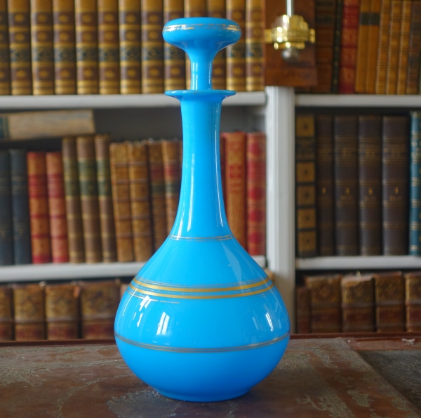 Carafe à vin en opaline de Baccarat bleu turquoise et filets or, époque Napoléon III