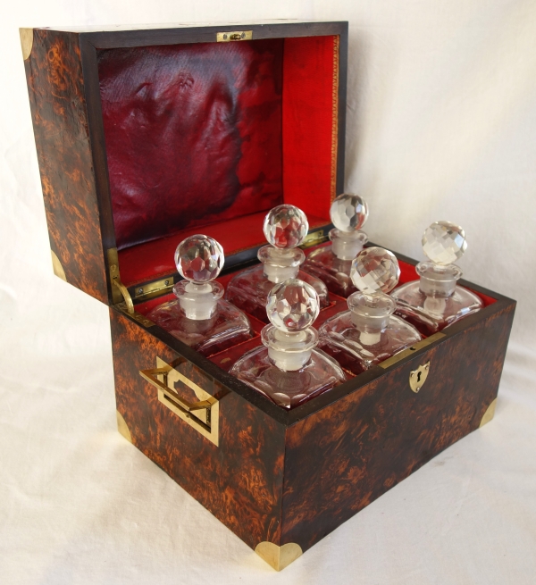 Cave à liqueur d'époque Empire en cristal du Creusot et ronce de noyer