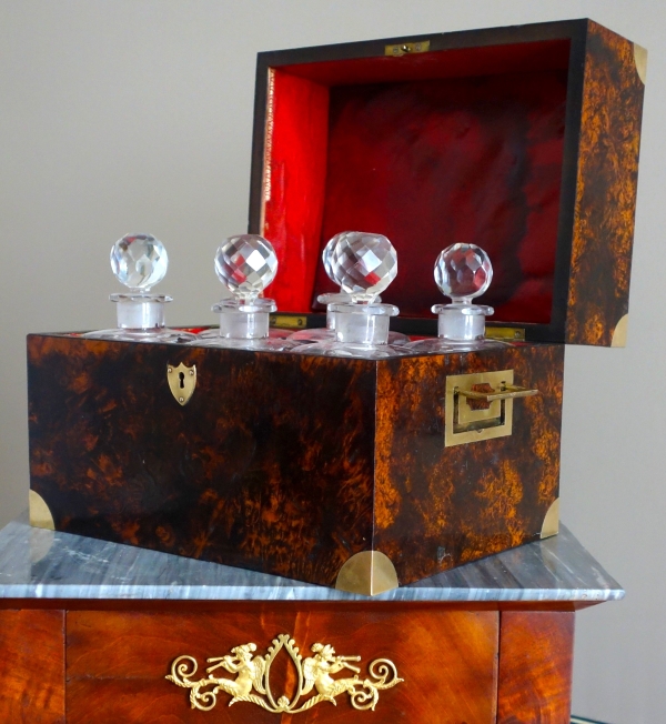 Cave à liqueur d'époque Empire en cristal du Creusot et ronce de noyer