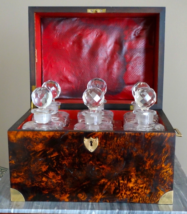 Cave à liqueur d'époque Empire en cristal du Creusot et ronce de noyer