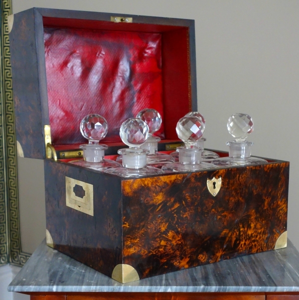 Cave à liqueur d'époque Empire en cristal du Creusot et ronce de noyer