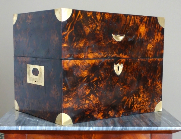 Cave à liqueur d'époque Empire en cristal du Creusot et ronce de noyer