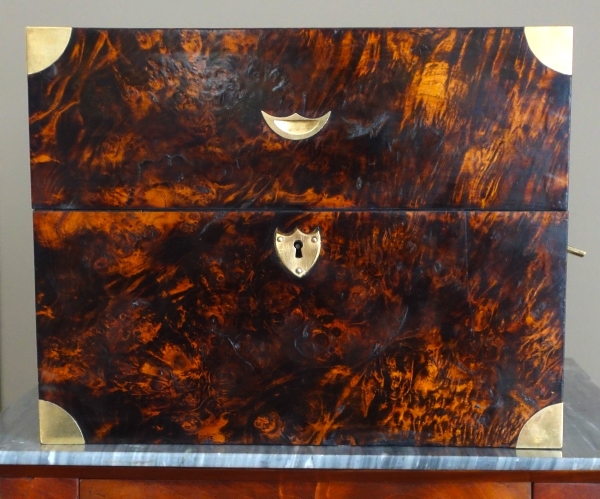 Cave à liqueur d'époque Empire en cristal du Creusot et ronce de noyer