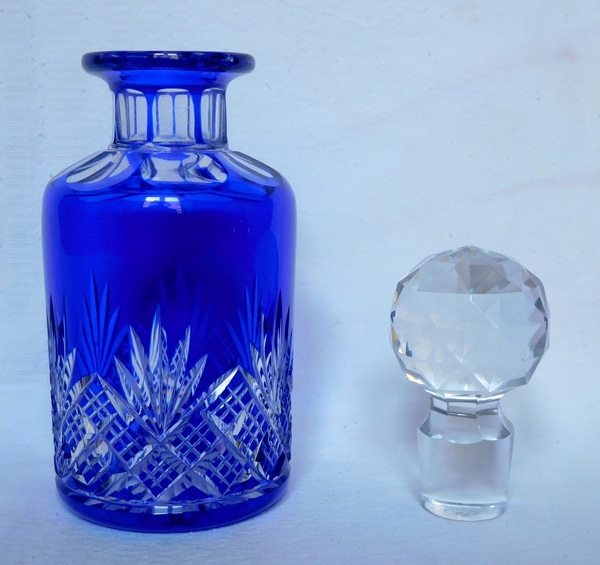 Grand flacon à parfum en cristal de Baccarat, cristal overlay bleu cobalt, modèle Douai - 17,3cm
