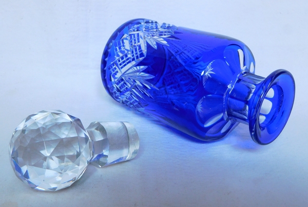 Grand flacon à parfum en cristal de Baccarat, cristal overlay bleu cobalt, modèle Douai - 17,3cm