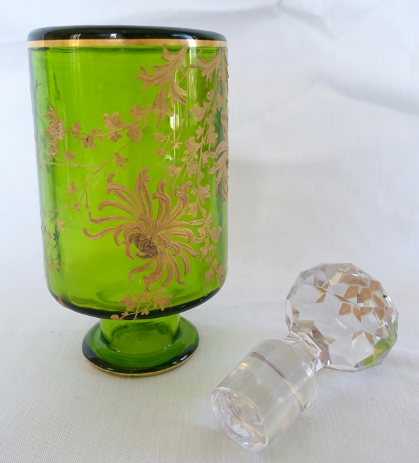 Grand flacon en cristal de Baccarat vert chartreuse modèle Chrysanthèmes - étiquette papier