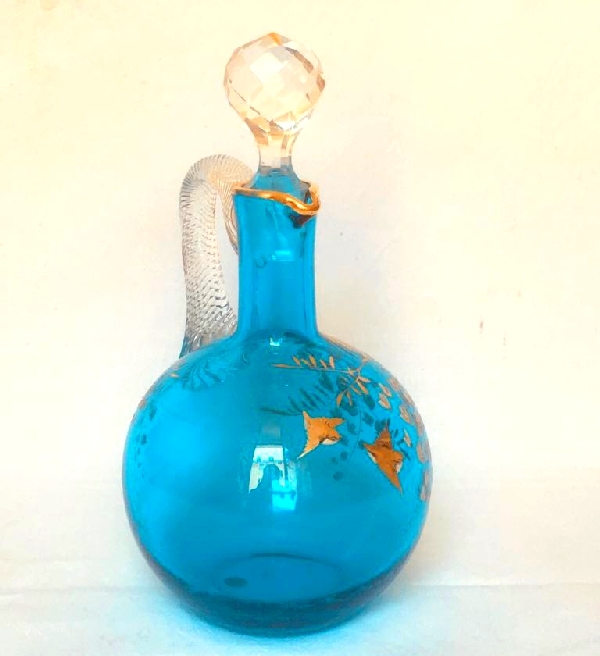 Rare carafe à liqueur en cristal de Baccarat bleu forme boule réhaussée à l'or fin, vers 1900