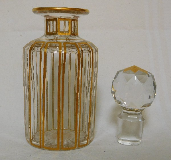 Flacon en cristal de Baccarat, modèle Cannelures réhaussé de filets or - 13,8cm