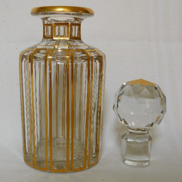 Grand flacon en cristal de Baccarat, modèle Cannelures réhaussé de filets or - 18,5cm