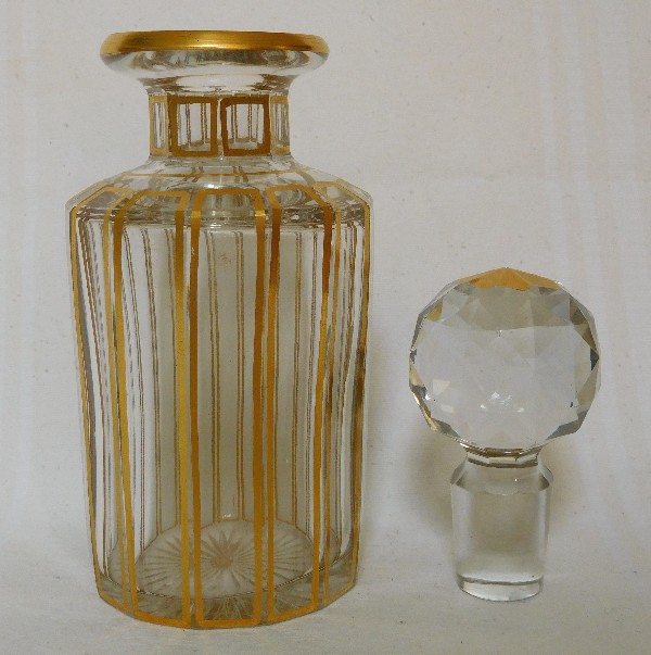 Très grand flacon en cristal de Baccarat, modèle Cannelures réhaussé de filets or avec étiquette - 17,3cm