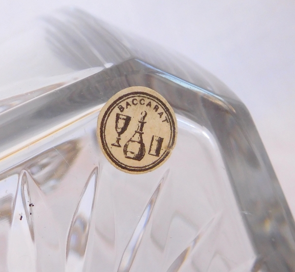 Grand flacon à whisky forme baril en cristal de Baccarat monté argent massif, étiquette papier