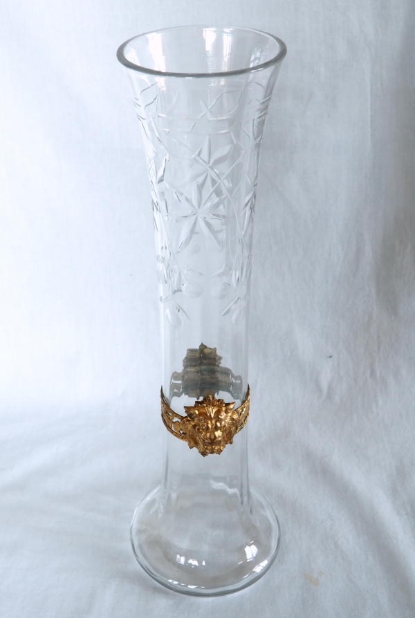 Très grand vase en cristal de Baccarat taillé, monture en laiton doré à mufle de lion - vers 1900