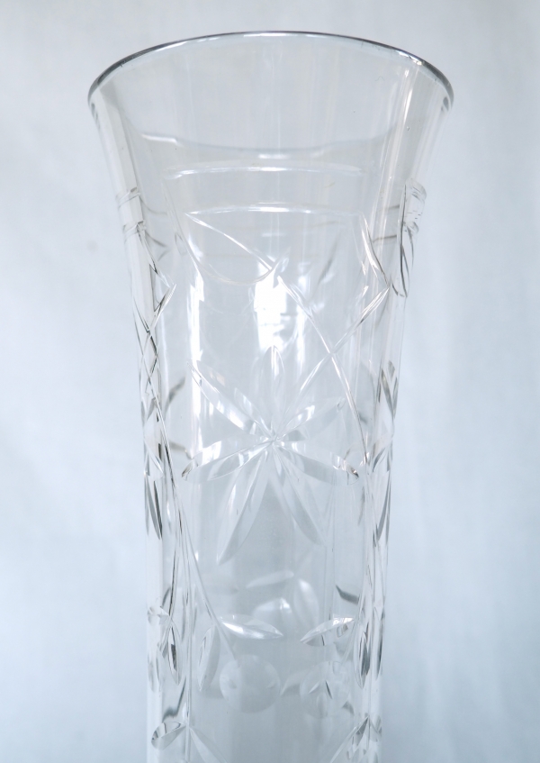 Très grand vase en cristal de Baccarat taillé, monture en laiton doré à mufle de lion - vers 1900