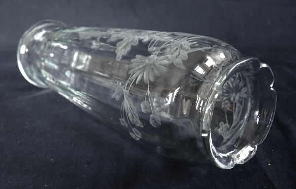 Grand vase en cristal de Baccarat, rare modèle taillé gravé aux chrysanthèmes - 30,1cm