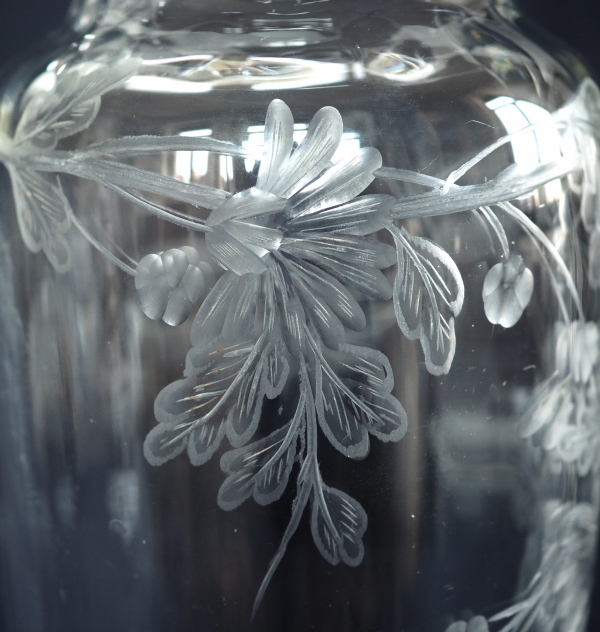 Grand vase en cristal de Baccarat, rare modèle taillé gravé aux chrysanthèmes - 30,1cm