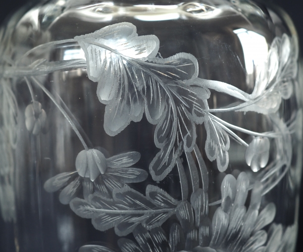 Grand vase en cristal de Baccarat, rare modèle taillé gravé aux chrysanthèmes - 30,1cm