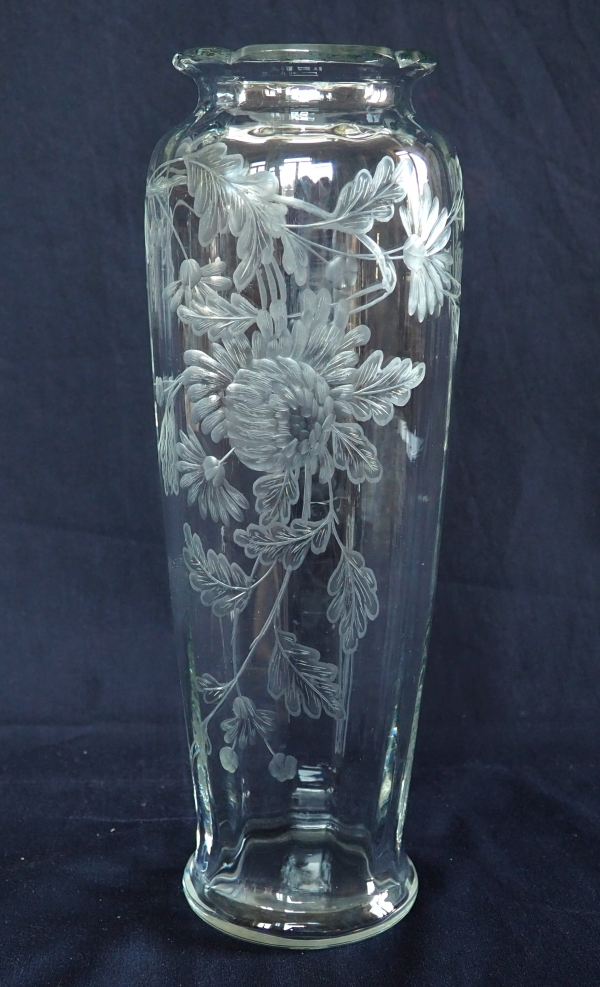 Grand vase en cristal de Baccarat, rare modèle taillé gravé aux chrysanthèmes - 30,1cm