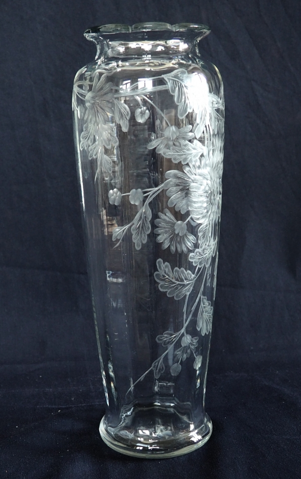 Grand vase en cristal de Baccarat, rare modèle taillé gravé aux chrysanthèmes - 30,1cm