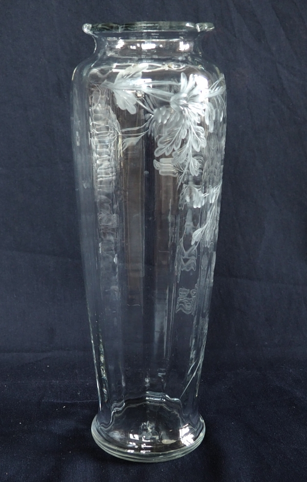 Grand vase en cristal de Baccarat, rare modèle taillé gravé aux chrysanthèmes - 30,1cm