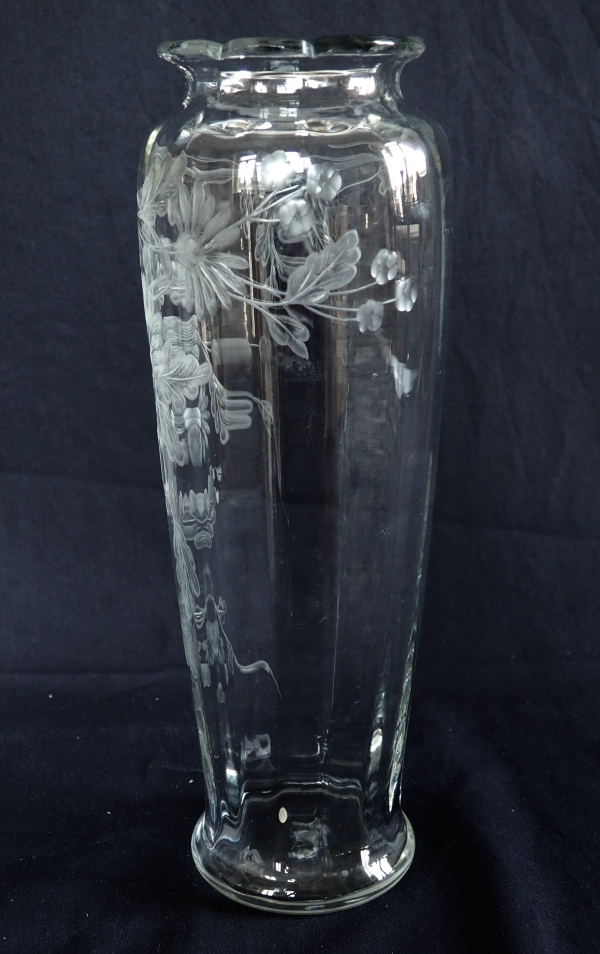 Grand vase en cristal de Baccarat, rare modèle taillé gravé aux chrysanthèmes - 30,1cm