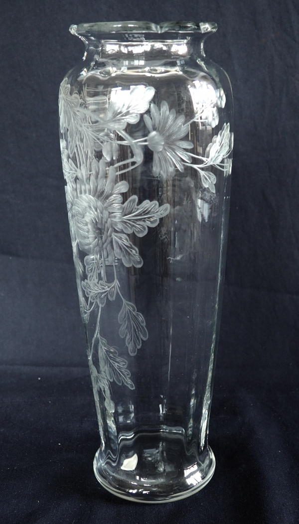 Grand vase en cristal de Baccarat, rare modèle taillé gravé aux chrysanthèmes - 30,1cm