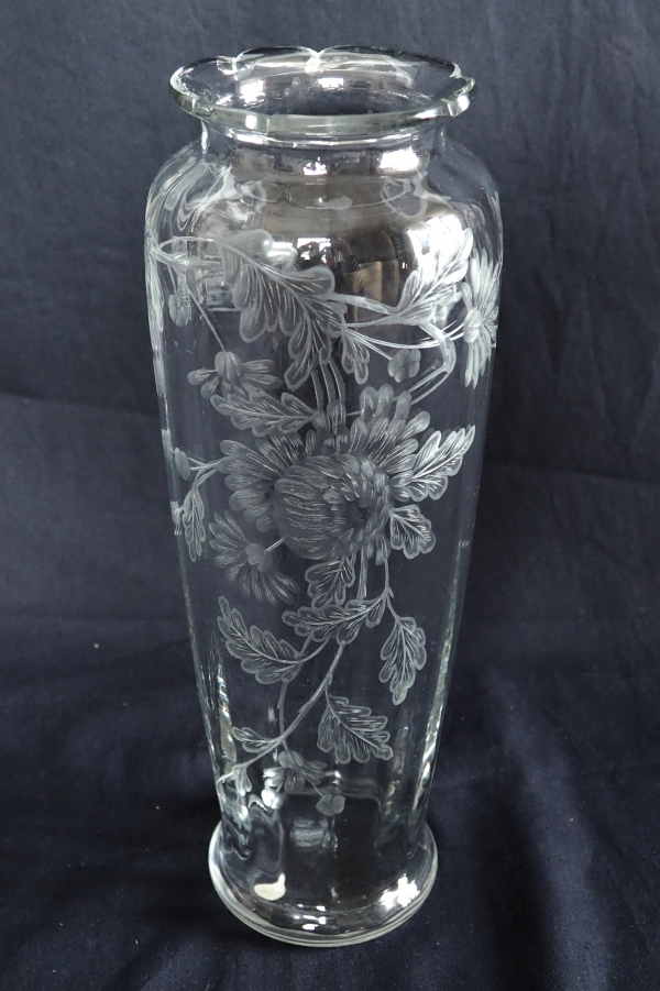 Grand vase en cristal de Baccarat, rare modèle taillé gravé aux chrysanthèmes - 30,1cm