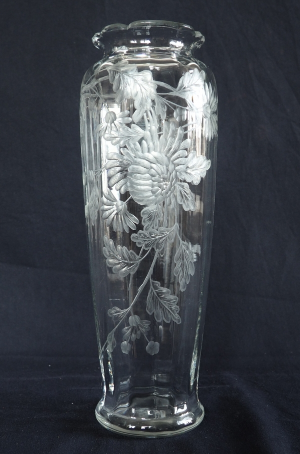 Grand vase en cristal de Baccarat, rare modèle taillé gravé aux chrysanthèmes - 30,1cm