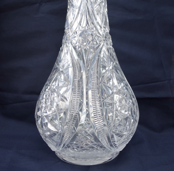 Spectaculaire vase en cristal de Baccarat, richement taillé - 39,5cm