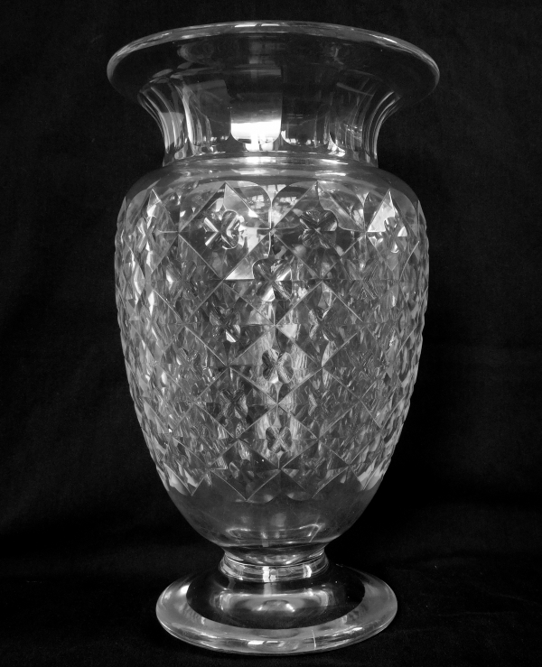 Grand vase monumental en cristal taillé de Saint Louis, style Empire