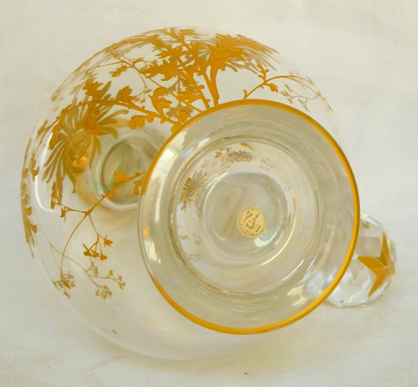 Carafe aiguière en cristal de Baccarat, décor aux chrysanthèmes doré à l'or fin - étiquette
