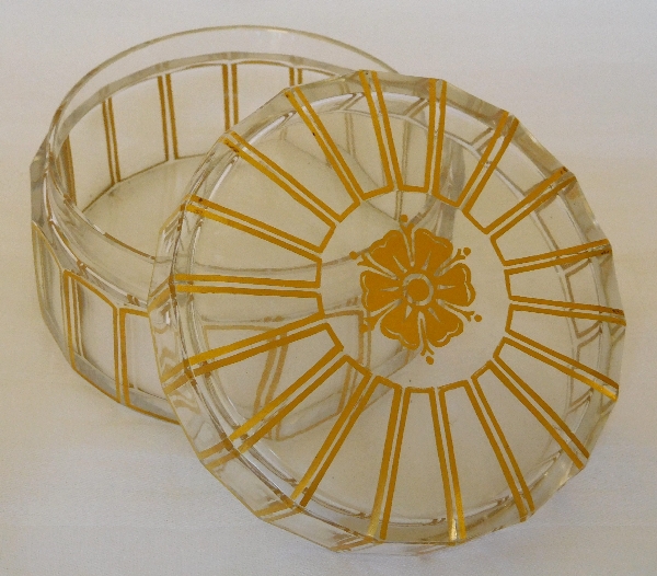 Bonbonnière ou grande boîte à poudre en cristal de Baccarat, modèle Cannelures réhaussé de filets or