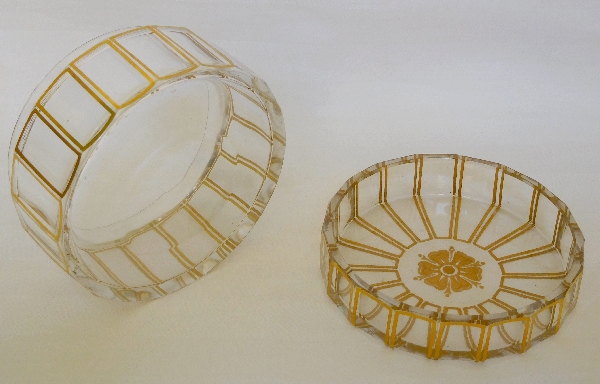 Bonbonnière ou grande boîte à poudre en cristal de Baccarat, modèle Cannelures réhaussé de filets or