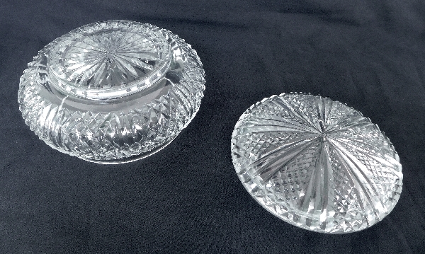 Bonbonnière ou sucrier en cristal de Baccarat taillé en pointes de diamants