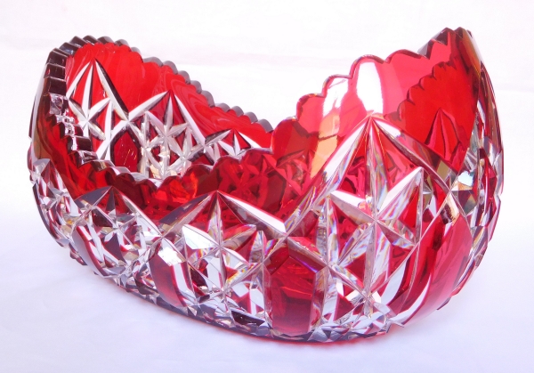 Coupe jardinière en cristal de Baccarat, modèle Juigne cristal overlay rouge rubis