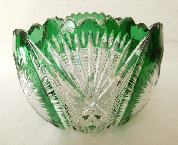 Jardinière ou coupe en cristal de Baccarat overlay vert richement taillé