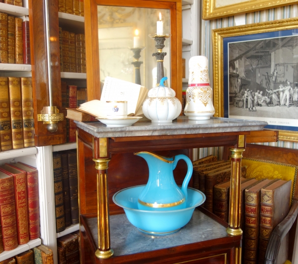 Lavabo en opaline de Baccarat bleue et or - époque Napoléon III