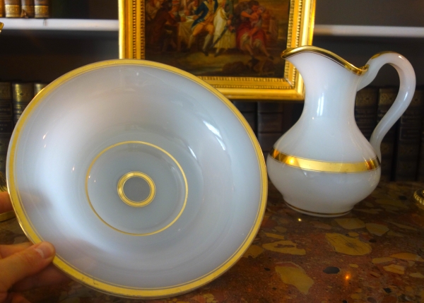 Baccarat crystal hand washing set, white opaline crystal enhanced with fine gold - 19th century