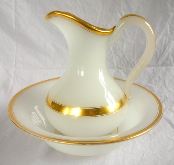 Baccarat crystal hand washing set, white opaline crystal enhanced with fine gold - 19th century