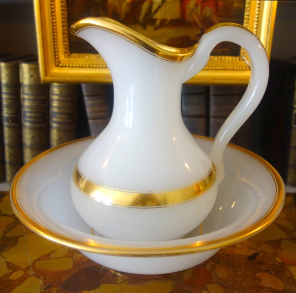 Baccarat crystal hand washing set, white opaline crystal enhanced with fine gold - 19th century