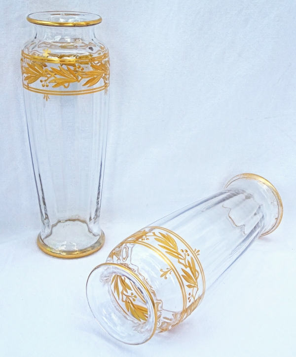 Paire de vases en cristal de Baccarat, décor de feuilles d'olivier doré à l'or fin