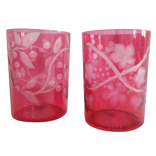 Paire de verres à dents en cristal de Baccarat overlay rose, modèle richement gravé