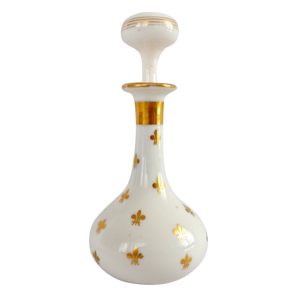 Baccarat : flacon / carafe à liqueur royaliste en opaline dorée fleurs de lys vers 1860