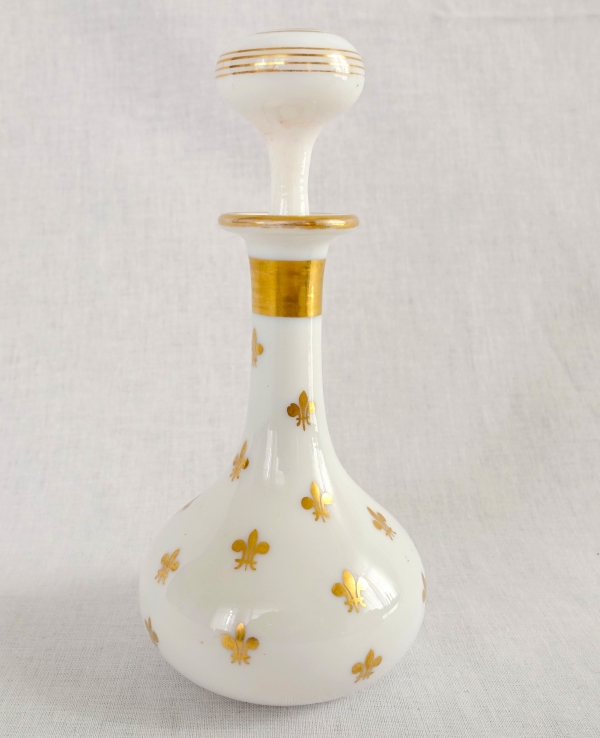 Baccarat : flacon / carafe à liqueur royaliste en opaline dorée fleurs de lys vers 1860
