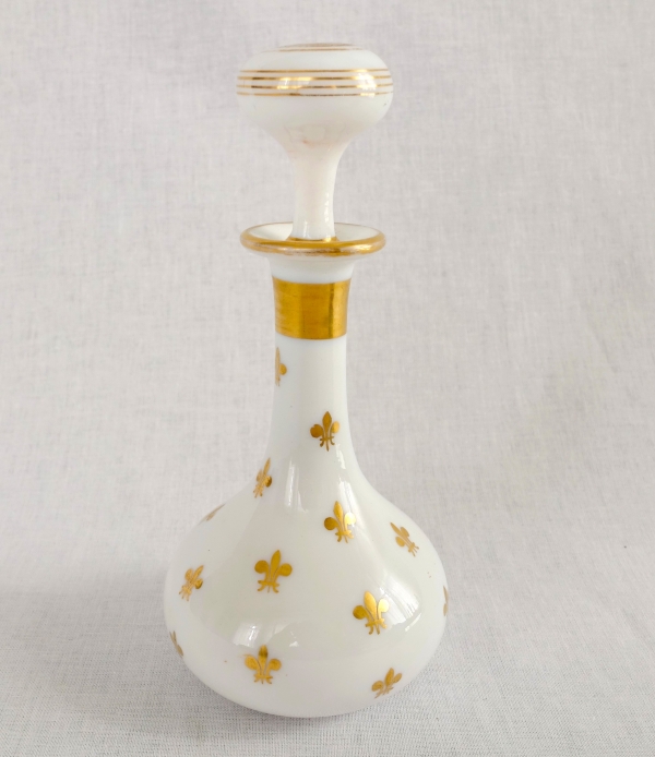 Baccarat : flacon / carafe à liqueur royaliste en opaline dorée fleurs de lys vers 1860